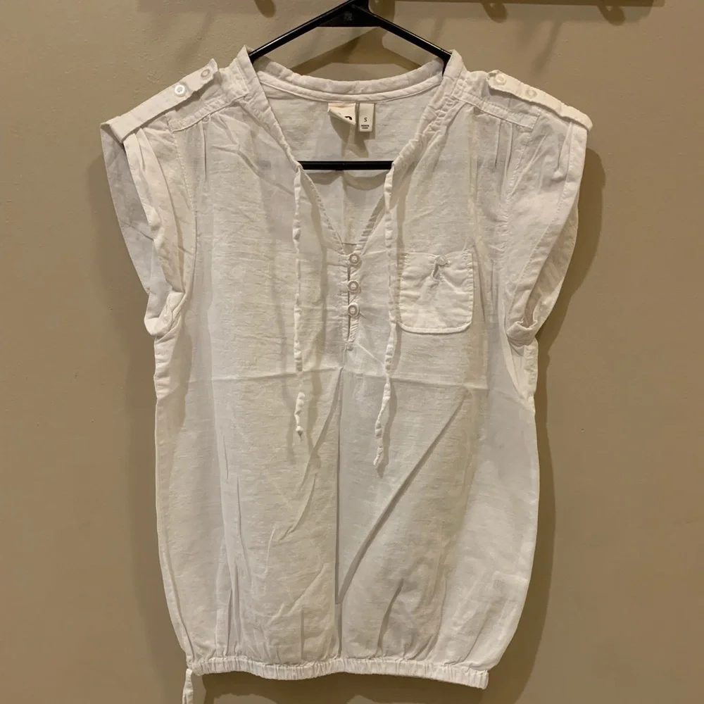 Light summer top - Picture 1 of 4